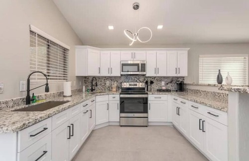 Casa Grande Casa | Oasis in the Desert King/Great Location/Pool/Wifi
