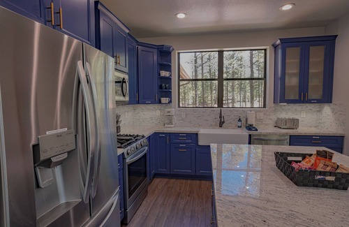 Sierra Pines Cabina | OASIS IN THE FOREST ON 1.25 ACRE BACKING TO NATIONAL FOREST WITH AC-PETS WELCOME