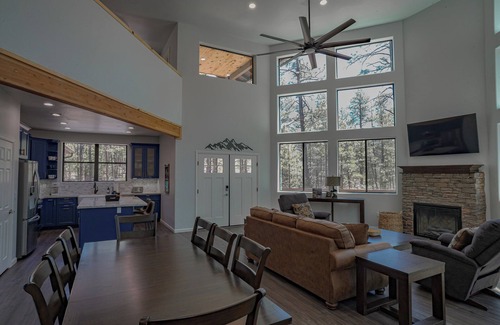 Sierra Pines Cabina | OASIS IN THE FOREST ON 1.25 ACRE BACKING TO NATIONAL FOREST WITH AC-PETS WELCOME