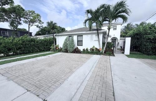 Coral Way Casa | Oasis pool in Miami, Coconut Gove, UM, Downtown Miami