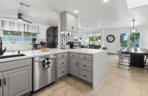 Fallbrook Casa | Oasis Pool Private Resort Guesthouse Game Room
