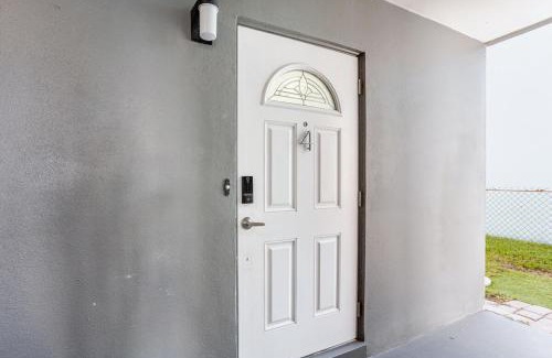 Capri Isle Apartamento | Oasis Waterfront Treasure Island Apartment with Patio Dock and Johns Pass
