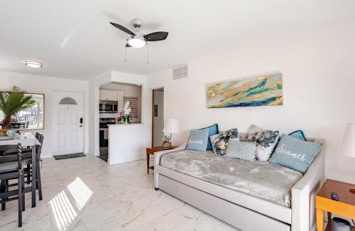 Capri Isle Apartamento | Oasis Waterfront Treasure Island Apartment with Patio Dock and Johns Pass