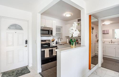 Capri Isle Apartamento | Oasis Waterfront Treasure Island Apartment with Patio Dock and Johns Pass