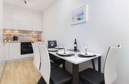 Srodmiescie Apartamento | Obrońców Wybrzeża 8 | Beautiful Apartment | Desk