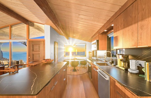 Blaine Casa | Obsidian - Beachfront Bungalow with Sauna, A/C and Hi Speed Internet