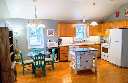 Colington Cabaña | OBX Island Cottage~Water view~ 1 level, no stairs~ Beach 3.5 miles (8 min drive)