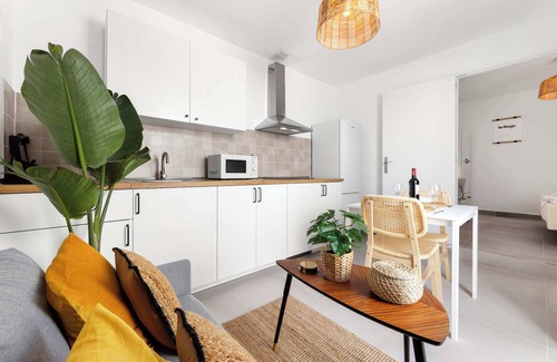 Los Cocoteros Apartamento | Ocean Nest · Nido Íntimo con Terraza para Dos · by Bayside Rentals