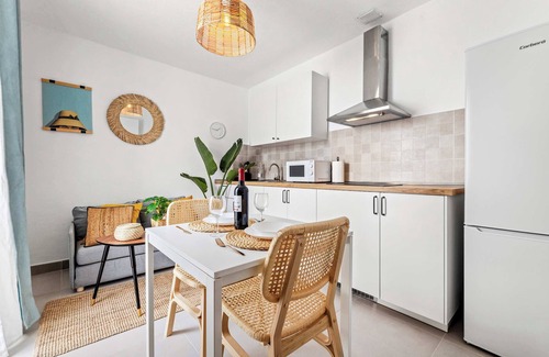 Los Cocoteros Apartamento | Ocean Nest · Nido Íntimo con Terraza para Dos · by Bayside Rentals