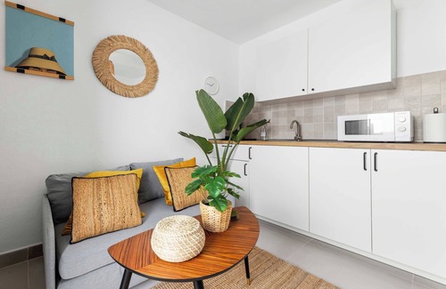 Los Cocoteros Apartamento | Ocean Nest · Nido Íntimo con Terraza para Dos · by Bayside Rentals