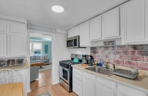 Point Pleasant Beach Casa | OCE222L | 1st Flr 2BR 1 ba Unit, on site parking, beachside location! by Shore Points Vacations