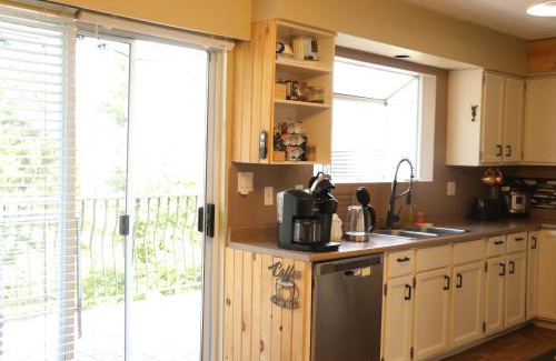 Langdale Casa | Ocean and Mountain view Home