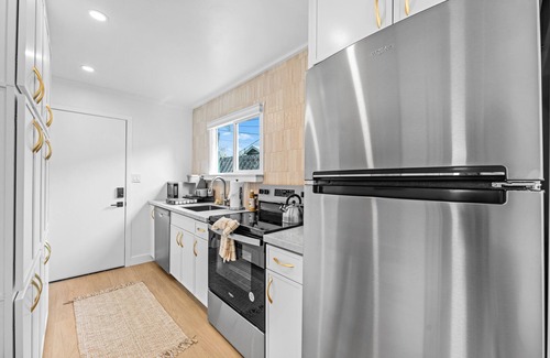 Ocean Beach Cabaña | Ocean Beach-Central-Sleeps 5-Steps2Beach-Laundry-Parking for two