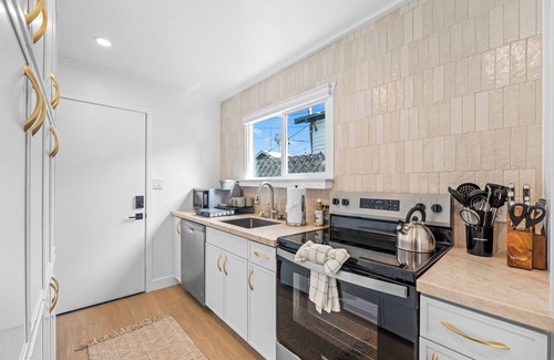 Ocean Beach Cabaña | Ocean Beach-Central-Sleeps 5-Steps2Beach-Laundry-Parking for two