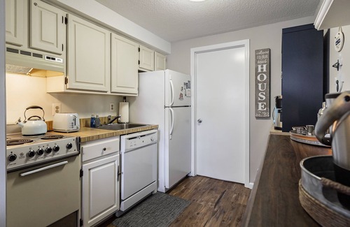 Beach Haven Condominio | Ocean block condo in the heart of Beach Haven.