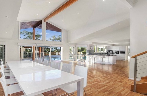 Wamberal Casa | OCEAN BREEZE, WAMBERAL - PISCINA Y PISTA DE TENIS, 400 M PASEO A LA PLAYA Y LA LAGUNA