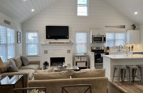 Avalon Casa | Ocean Breeze Retreat - 5 Bedroom / 2 Bath, HEATED POOL, Steps from downtown