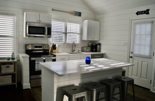 Avalon Casa | Ocean Breeze Retreat - 5 Bedroom / 2 Bath, HEATED POOL, Steps from downtown