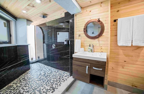 Long Beach Estates Casa | Ocean Depth Room Barnacle bed and breakfast