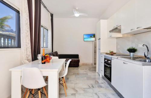 Los Gigantes Apartamento | OCEAN ROCK APARTMENT, Heated Pool, Wi Fi, Smart TV