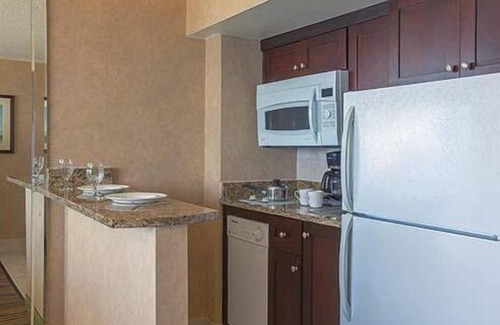 Virginia Beach Complejo | Ocean front 1-bedroom resort suite available from Aug 2 to Aug 9, sleeps up to 6