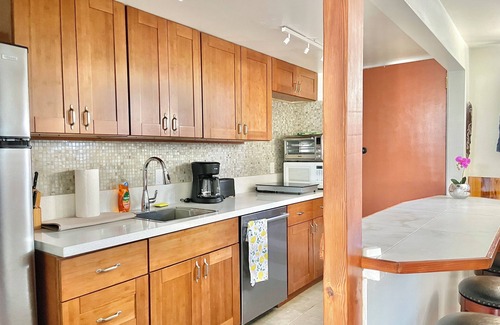 Ewa Casa | Ocean front 1-bedroom house, good location with AC, WiFi