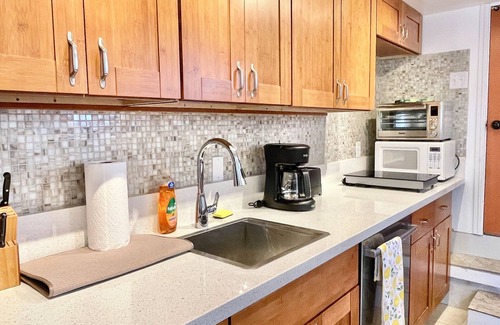 Ewa Casa | Ocean front 1-bedroom house, good location with AC, WiFi