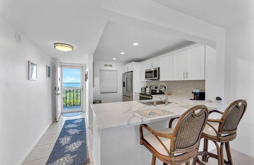 Hutchinson Island South Condominio | Ocean front 2-bedroom 2 bath condo, spectacular views, fully furnished