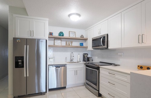 Bodden Town Apartamento | Ocean front 2 bedroom condo with pool