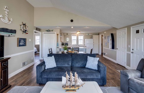 Bayshore Casa | Ocean Front 2BR, 2BA Home! Dog Friendly! Walk Out to the Ocean!