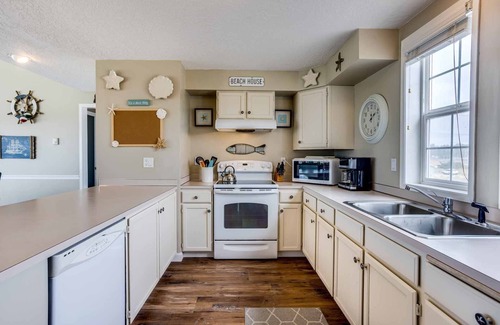 Bayshore Casa | Ocean Front 2BR, 2BA Home! Dog Friendly! Walk Out to the Ocean!