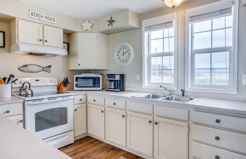 Bayshore Casa | Ocean Front 2BR, 2BA Home! Dog Friendly! Walk Out to the Ocean!