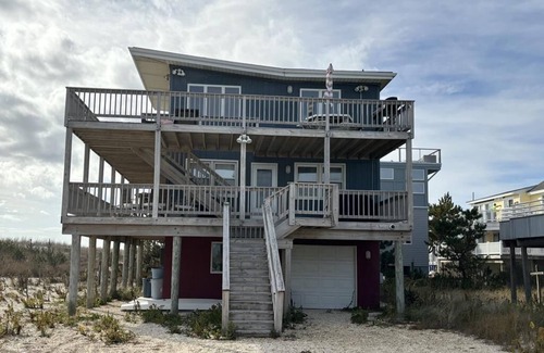 Harvey Cedars Apartamento | Ocean front 3 bedroom 1 bath 2nd floor with great ocean views