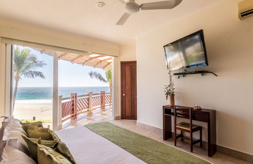 San Pedro Mixtepec Complejo | Ocean Front 4 Bedroom Residence with Resort Amenities Overlooking the Pacific!