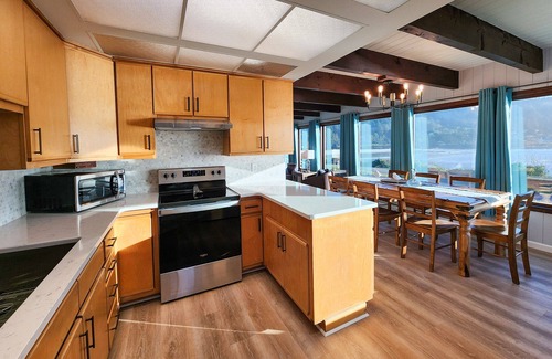 Yachats Casa | Ocean Front 5 BR Home! Yachats, Walk to Everything! Dog Friendly!