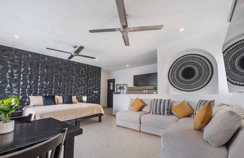 Colonia Meteorológico Casa | Ocean Front 7BR w/ Space For Large Groups. See Dolphins + Sunrise From Bed.