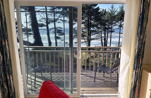 Yachats Cabaña | Ocean Front, Agate at Oregon House, Stairs to the Beach!