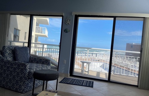 New Smyrna Beach Condominio | Ocean Front Condo with a spacious balcony