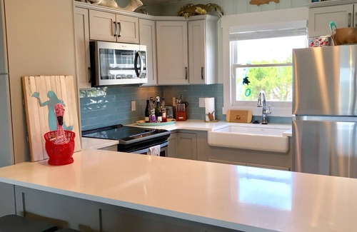 Ocean Isle Beach Cabaña | Recién renovado frente al mar Cottage con piscina privada!