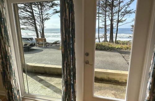 Yachats Apartamento | Ocean Front Condo, Pelican at Oregon House, Stairs to the Beach!