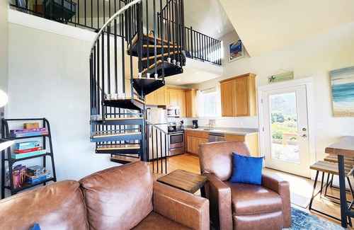 Yachats Casa | Ocean Front Cottage! Dog Friendly! Sleeps up to Four!
