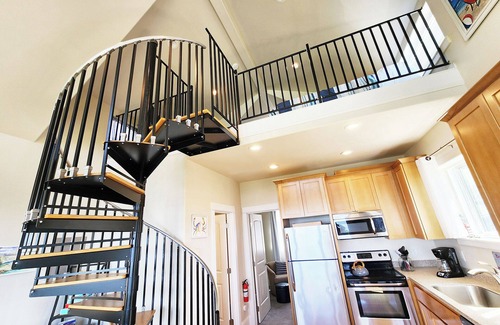 Yachats Casa | Ocean Front Cottage! Dog Friendly! Sleeps up to Four!