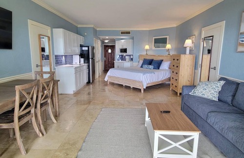 West End Condominio | Ocean Front Cottage with Kitchen - Old Bahama Bay Resort. Dockage Available