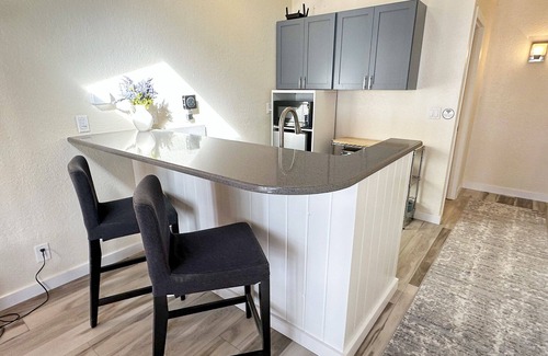 Yachats Condominio | Ocean Front! Harmony & Serenity at Oregon House! Stairs to the Beach!
