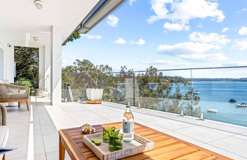 Bundeena Casa | Ocean Front Luxury The Lambeth Walk