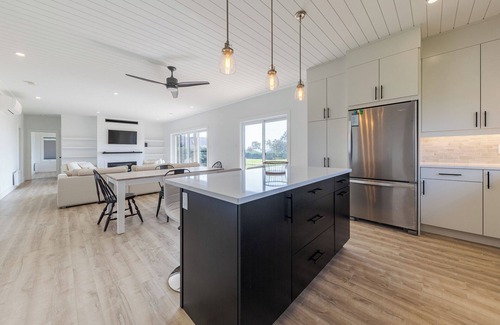 Stratford Casa | Ocean front, private beach, new modern, minutes to Town, lovely quiet seclusion
