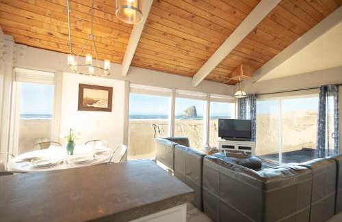 Kiwanda Shores Casa | Ocean Front.Sand in your toes getaway!