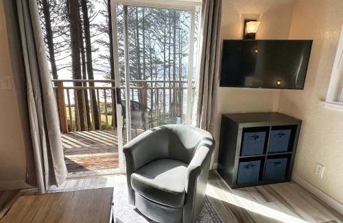 Yachats Apartamento | Ocean Front, Serenity at Oregon House, Stairs to the Beach!