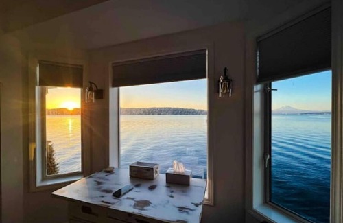 Gig Harbor Casa | Ocean Front Tranquility, Rainier View, Big Deck