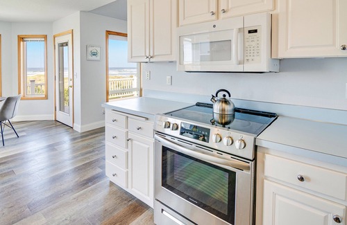 Bayshore Casa | Ocean Front with Hot Tub, Dog Friendly!